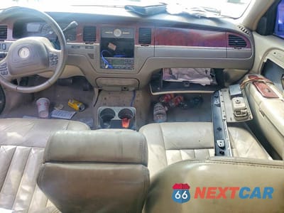 Zdjęcie 8 z 12 samochodu: 2003 LINCOLN TOWN CAR SIGNATURE VIN:1LNHM82W83Y604808 - miniatura