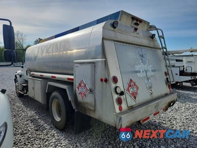 Trzecie zdjęcie samochodu z tyłu: 2004 INTERNATIONAL 4400 FUEL / LUBE TRUCK VIN:1HTMKAAN94H655697 - miniatura