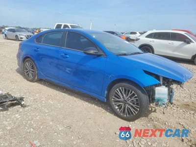 Czwarte zdjęcie samochodu z boku: 2023 KIA FORTE GT LINE VIN:3KPF54AD4PE645353 - miniatura