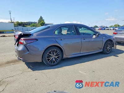 Trzecie zdjęcie samochodu z tyłu: 2021 TOYOTA CAMRY SE VIN:4T1G31AK2MU563265 - miniatura