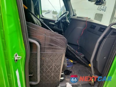 Piąte zdjęcie samochodu w środku: 2023 FREIGHTLINER CASCADIA 126 VIN:3AKJHHDR2PSUE5300 - miniatura