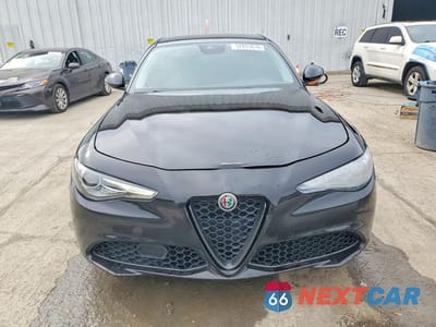 Piąte zdjęcie samochodu w środku: 2020 ALFA ROMEO GIULIA VIN:ZARFANAN6L7637152 - miniatura