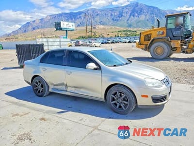 Czwarte zdjęcie samochodu z boku: 2010 VOLKSWAGEN JETTA S VIN:3VWJX7AJ6AM024993 - miniatura