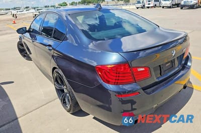 Trzecie zdjęcie samochodu z tyłu: 2016 BMW M5 VIN:WBSFV9C55GD595740 - miniatura
