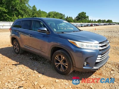 Czwarte zdjęcie samochodu z boku: 2017 TOYOTA HIGHLANDER LE PLUS VIN:5TDZZRFH5HS194094 - miniatura