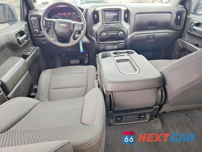 Zdjęcie 8 z 12 samochodu: 2021 CHEVROLET SILVERADO K1500 CUSTOM VIN:3GCPYBEK8MG236765 - miniatura