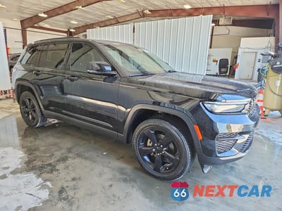 Czwarte zdjęcie samochodu z boku: 2023 JEEP GRAND CHEROKEE LAREDO VIN:1C4RJHAG9PC517773 - miniatura