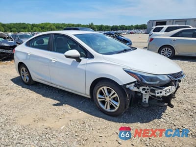 Czwarte zdjęcie samochodu z boku: 2017 CHEVROLET CRUZE LT VIN:3G1BE5SM3HS522013 - miniatura