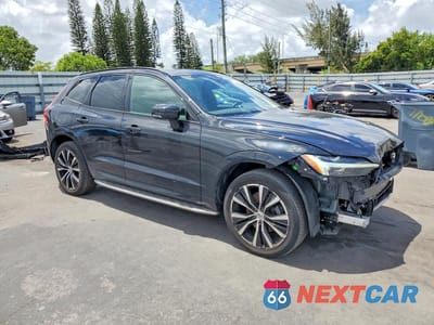 Czwarte zdjęcie samochodu z boku: 2023 VOLVO XC60 ULTIMATE VIN:YV4L12RM5P1264747 - miniatura
