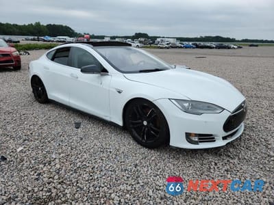 Czwarte zdjęcie samochodu z boku: 2013 TESLA MODEL S VIN:5YJSA1CP0DFP24928 - miniatura