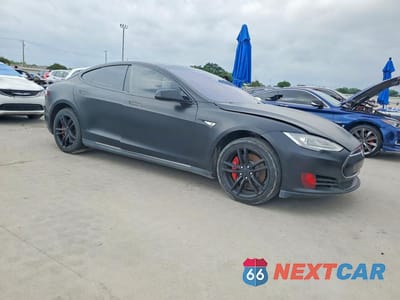 Czwarte zdjęcie samochodu z boku: 2014 TESLA MODEL S VIN:5YJSA1H15EFP50284 - miniatura