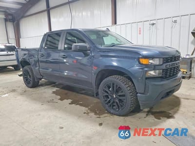 Czwarte zdjęcie samochodu z boku: 2019 CHEVROLET SILVERADO K1500 CUSTOM VIN:1GCPYBEH8KZ380589 - miniatura