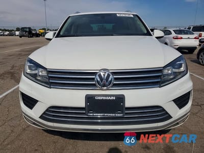 Piąte zdjęcie samochodu w środku: 2015 VOLKSWAGEN TOUAREG V6 VIN:WVGEF9BP1FD007460 - miniatura