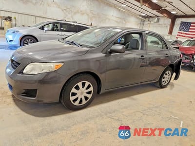 2010 TOYOTA COROLLA LE 1NXBU4EE9AZ318990 - główne zdjęcie licytacji z USA - miniatura
