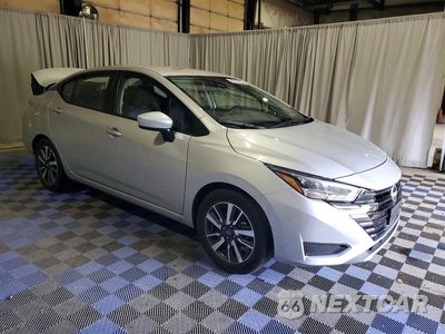 Czwarte zdjęcie samochodu z boku: 2025 NISSAN VERSA SV VIN:3N1CN8EV5SL860843 - miniatura