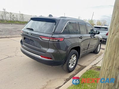 Czwarte zdjęcie samochodu z boku: 2023 JEEP GRAND CHEROKEE LAREDO VIN:1C4RJHAG3P8710990 - miniatura