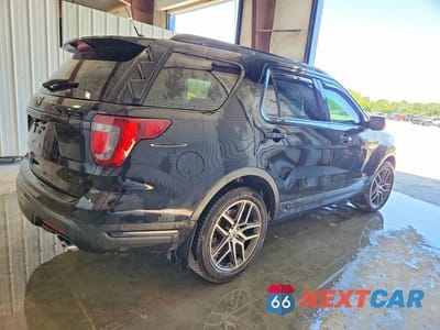 Trzecie zdjęcie samochodu z tyłu: 2019 FORD EXPLORER SPORT VIN:1FM5K8GTXKGA97275 - miniatura
