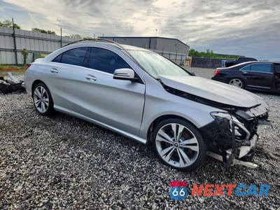 Czwarte zdjęcie samochodu z boku: 2019 MERCEDES-BENZ CLA 250 VIN:WDDSJ4EB3KN716104 - miniatura