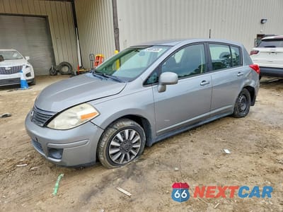 2009 NISSAN VERSA 1.8 S 3N1BC13E09L360403 - główne zdjęcie licytacji z USA - miniatura
