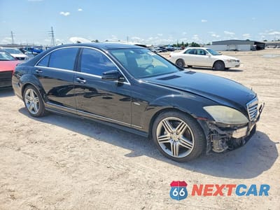Czwarte zdjęcie samochodu z boku: 2012 MERCEDES-BENZ S 550 VIN:WDDNG7DBXCA479277 - miniatura