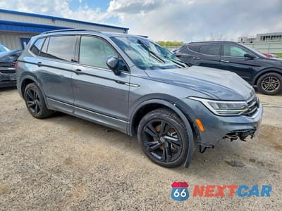 Czwarte zdjęcie samochodu z boku: 2024 VOLKSWAGEN TIGUAN SE R-LINE BLACK VIN:3VV8B7AX0RM049292 - miniatura