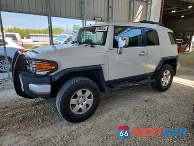 2010 TOYOTA FJ CRUISER BASE JTEBU4BFXAK075523 - główne zdjęcie licytacji z USA - miniatura