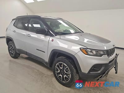 Czwarte zdjęcie samochodu z boku: 2025 JEEP COMPASS TRAILHAWK VIN:3C4NJDDN2ST583922 - miniatura