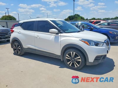 Czwarte zdjęcie samochodu z boku: 2019 NISSAN KICKS SV VIN:3N1CP5CU6KL563020 - miniatura