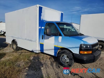 Czwarte zdjęcie samochodu z boku: 2018 CHEVROLET EXPRESS BOX TRUCK VIN:1GB3GSCG3J1332348 - miniatura