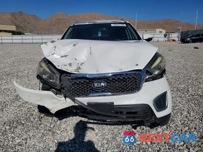 Piąte zdjęcie samochodu w środku: 2016 KIA SORENTO LX VIN:5XYPG4A35GG043263 - miniatura