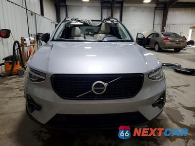Piąte zdjęcie samochodu w środku: 2023 VOLVO XC40 PLUS VIN:YV4L12UW8P2911760 - miniatura