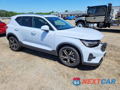 Czwarte zdjęcie samochodu z boku: 2025 VOLVO XC40 CORE VIN:YV4L12UJ0S2578645 - miniatura