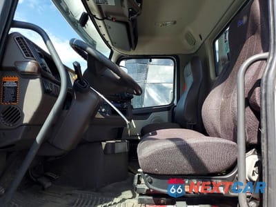 Piąte zdjęcie samochodu w środku: 2018 VOLVO VNL SEMI TRUCK VIN:4V4N39TGXJN892535 - miniatura