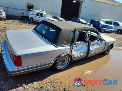 Trzecie zdjęcie samochodu z tyłu: 1990 LINCOLN TOWN CAR SIGNATURE VIN:1LNCM82F6LY792061 - miniatura