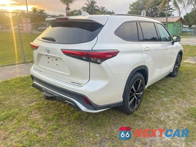 Czwarte zdjęcie samochodu z boku: 2021 TOYOTA HIGHLANDER XSE VIN:5TDJZRBH1MS132141 - miniatura