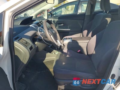 Zdjęcie 7 z 12 samochodu: 2014 TOYOTA PRIUS V TWO VIN:JTDZN3EU9EJ012803 - miniatura
