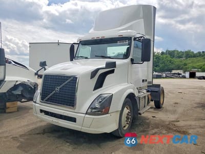 Drugie zdjęcie samochodu z przodu: 2018 VOLVO VNL SEMI TRUCK VIN:4V4N39TG6JN892595 - miniatura