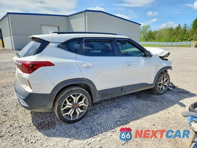 Trzecie zdjęcie samochodu z tyłu: 2021 KIA SELTOS S VIN:KNDEUCA28M7134943 - miniatura