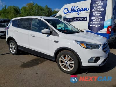 Czwarte zdjęcie samochodu z boku: 2017 FORD ESCAPE SE VIN:1FMCU0GD8HUE37822 - miniatura