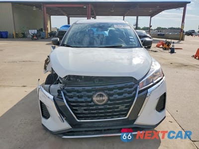 Piąte zdjęcie samochodu w środku: 2022 NISSAN KICKS S VIN:3N1CP5BV3NL487674 - miniatura