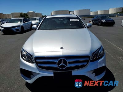 Piąte zdjęcie samochodu w środku: 2019 MERCEDES-BENZ E 300 VIN:WDDZF4JBXKA592975 - miniatura