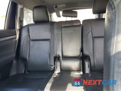Zdjęcie 10 z 13 samochodu: 2019 TOYOTA HIGHLANDER LE VIN:5TDZARFH5KS060135 - miniatura