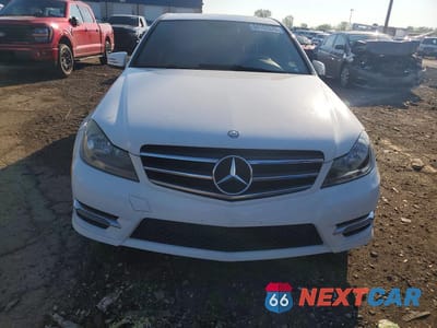 Piąte zdjęcie samochodu w środku: 2014 MERCEDES-BENZ C 250 VIN:WDDGF4HB3EG252937 - miniatura