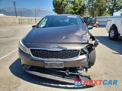 Piąte zdjęcie samochodu w środku: 2017 KIA FORTE LX VIN:3KPFK4A70HE022008 - miniatura