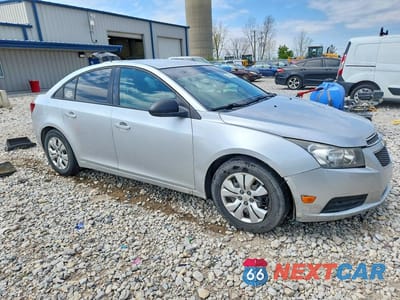 Czwarte zdjęcie samochodu z boku: 2014 CHEVROLET CRUZE LS VIN:1G1PB5SH1E7206329 - miniatura
