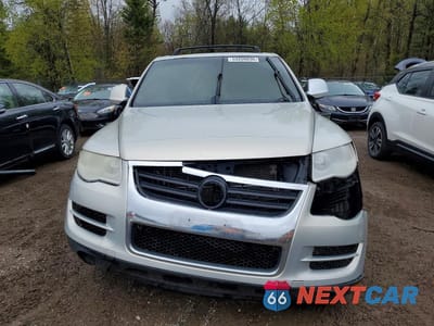 Piąte zdjęcie samochodu w środku: 2010 VOLKSWAGEN TOUAREG TDI VIN:WVGFK6A96AD002782 - miniatura