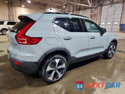 Trzecie zdjęcie samochodu z tyłu: 2026 VOLVO XC40 PLUS VIN:YV4L12UC6T2746341 - miniatura