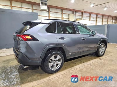 Trzecie zdjęcie samochodu z tyłu: 2024 TOYOTA RAV4 HYBRID XLE VIN:4T3RWRFV0RU136280 - miniatura