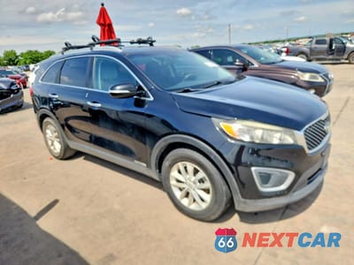 Czwarte zdjęcie samochodu z boku: 2017 KIA SORENTO LX V6 VIN:5XYPGDA52HG325945 - miniatura