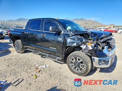 Czwarte zdjęcie samochodu z boku: 2018 TOYOTA TUNDRA CREWMAX SR5 VIN:5TFDY5F15JX694586 - miniatura